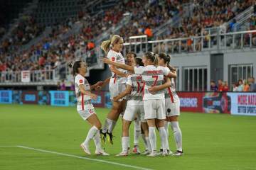 美国人坐拥4大本土联赛！冷对世界杯，中国人看球46年成开眼窗口（配图示意）